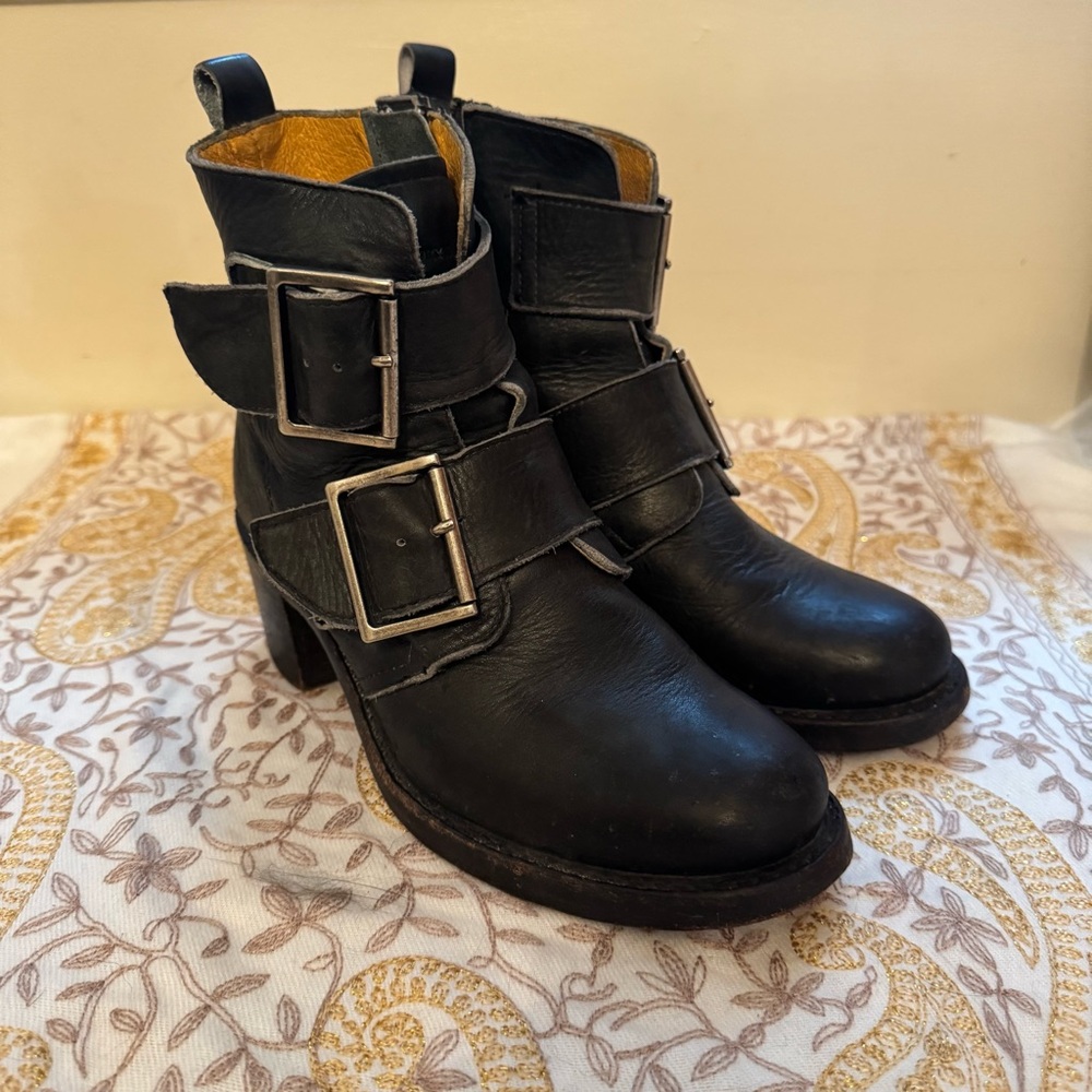 Frye Sabrina Double Buckle Stylish Black Leather Ankle Boots size 7 moto boot